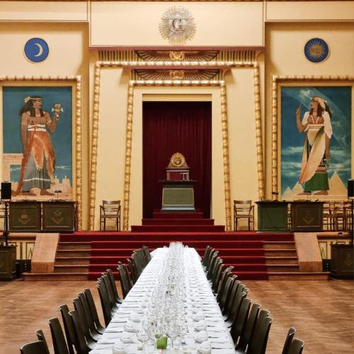 Table d'agapes dans le grand temple Amon Ra